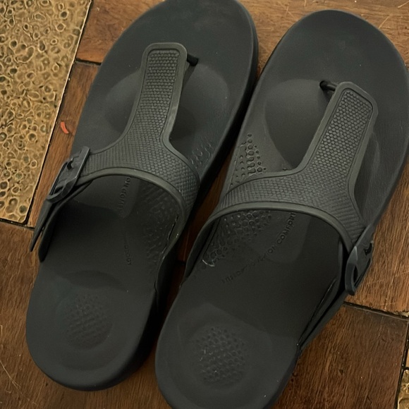 🌴 FitFlop Iqushion Adjustable Buckle Flip Flops - Picture 9 of 14